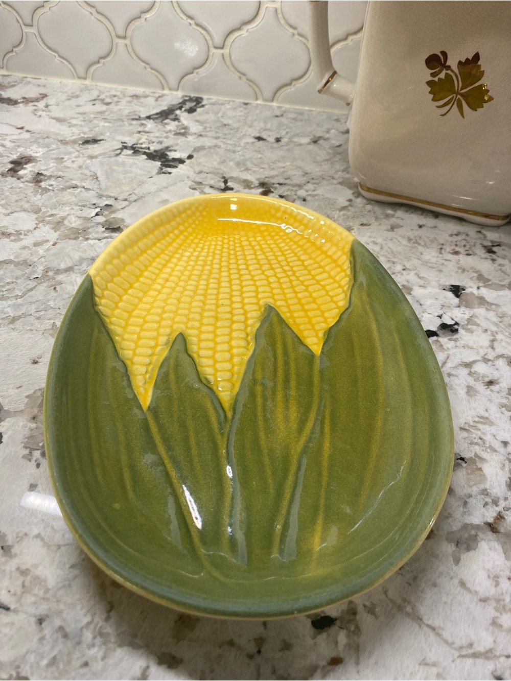 Vintage Shawnee Pottery Corn King
Dish #68
Oval Dish Oven-proof 9.75"